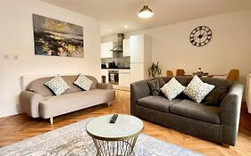 2 Double Beds Or 4 Singles, 2 Bathrooms, Free Parking, Smart Tv'S, Close To Gunwharf Quays, Beach & Historic Dockyard